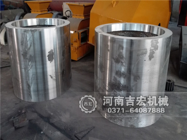 大型對輥破碎機輥皮配件發(fā)貨現場