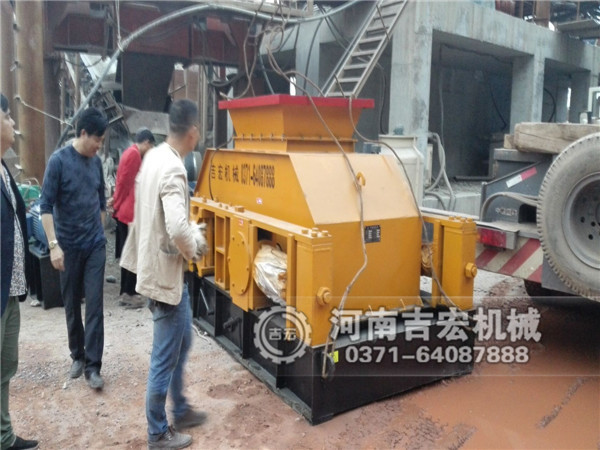 四川綿陽1200&times;1000對(duì)輥破碎機(jī)生產(chǎn)現(xiàn)場(chǎng)