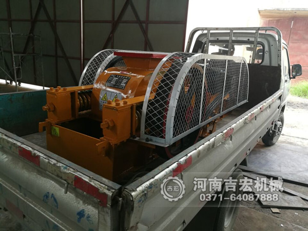 400&times;500雙齒輥破碎機發往廣東_破碎煤矸石