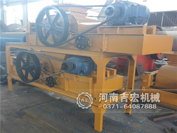 篩分式組合四輥破碎機(jī)發(fā)貨現(xiàn)場(chǎng)